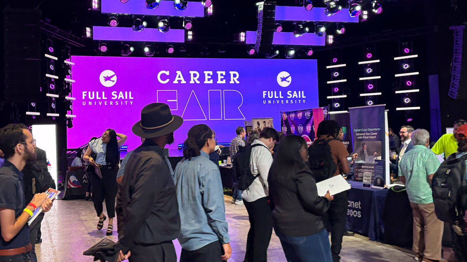 Feira de Carreiras da Full Sail reúne diversas empresas no campus