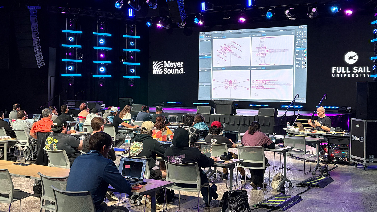 Os alunos recebem treinamento especializado em workshop da Meyer Sound